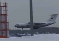 На военном аэродроме Чкаловский приземлился вывозной рейс для эвакуирующихся из Казахстана россиян - он вылетел из Алма-Аты