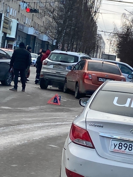В Воронеже на Шишкова «поцеловались» сразу 4 автомобиля