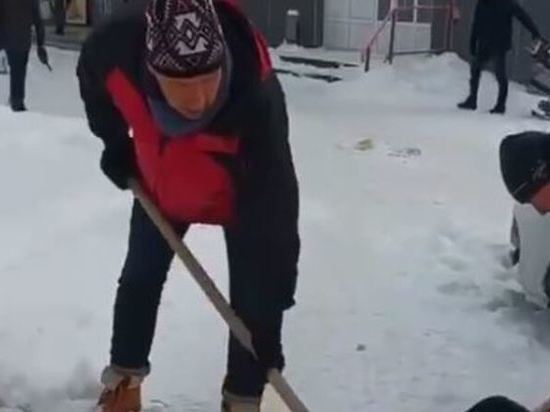 Олег Бекмеметьев вышел с волонтерами на расчистку улиц от снега