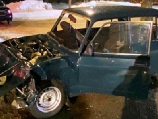 Водители двух легковушек получили переломы в ДТП на улице Софьи Перовской в Боровичах