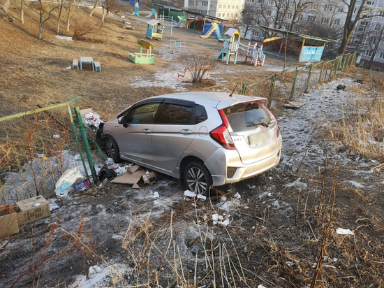 Житель Владивостока въехал в забор детского сада