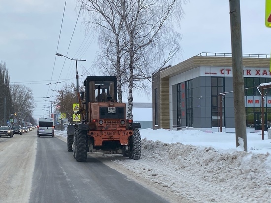 Улицы Йошкар-Олы убирают от снега 40 единиц спецтехники