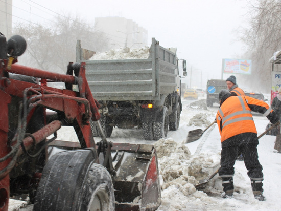 Более 35 тысяч кубометров снега вывезли в выходные с улиц Барнаула