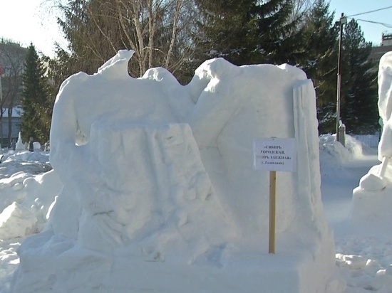 Вандалы разрушили снежную фигуру в Первомайском сквере Новосибирска