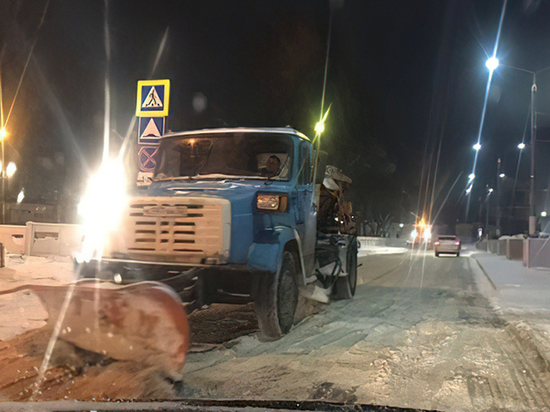 Брянские дорожники продожают расчищать трассы от снега