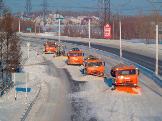 На федеральных трассах Алтайского края последствия снегопада ликвидируют 144 дорожные машины