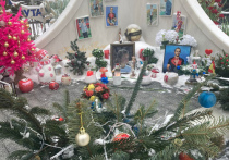 Нешуточный спор в соцсетях вызвали наряженные елки на московских кладбищах