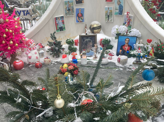 На московских кладбищах нарядили примогильные елки