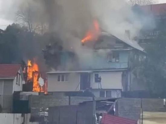 Сразу два дома сгорели в результате пожара в Сочи