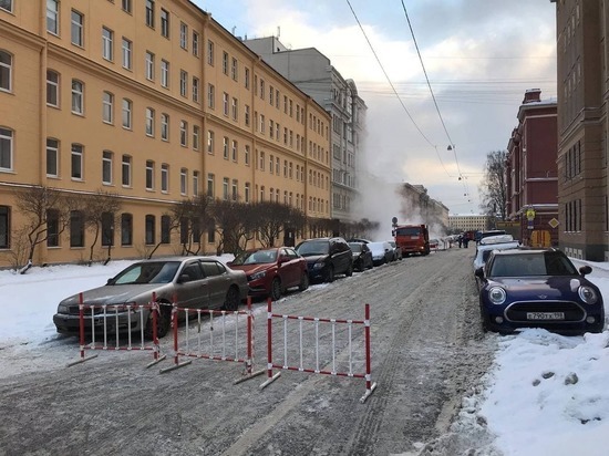 Испытания не помогли: на перекрестке Курляндской и Дровяной снова лопнула труба