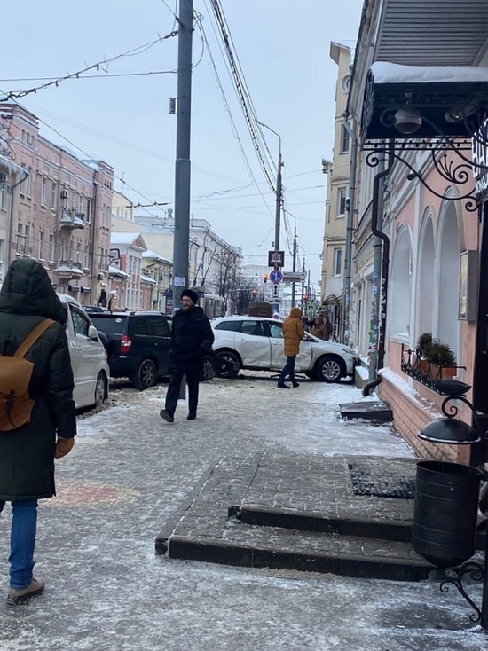 В Ярославле иномарка протаранила торговый центр