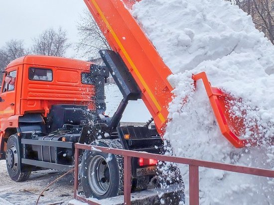 В Кирове начали вывозить в сутки по 12 тысяч кубометров снега