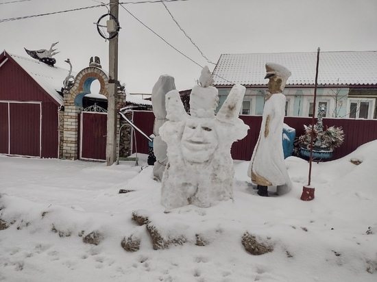 В Курской области пенсионер украсил поселок огромными снежными скульптурами