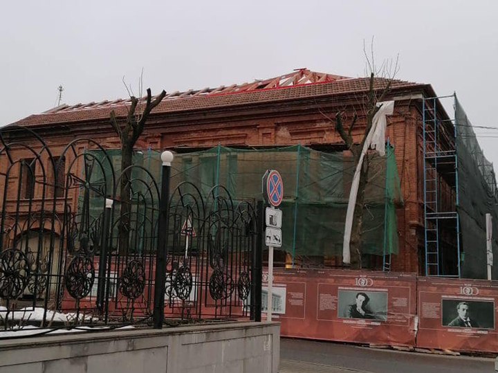 Дом Вахтангова во Владикавказе покрывают черепицей XIX века