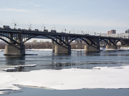 Опора Октябрьского моста обледенела в Новосибирске