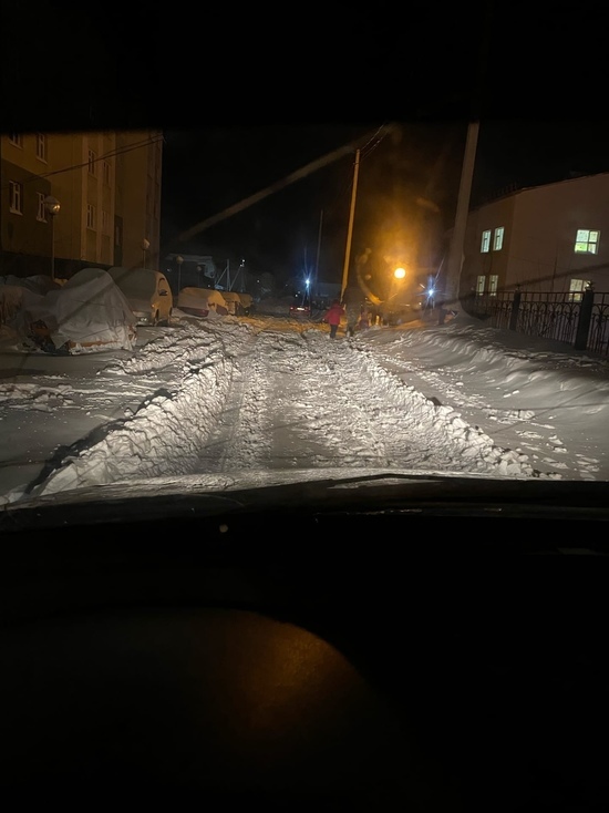 Машины застревают в снегу: власти Приуральского района расторгли контракт с недобросовестным подрядчиком