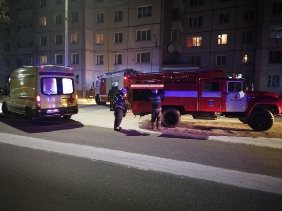 В Черногорске из общежития эвакуировали жильцов во время пожара