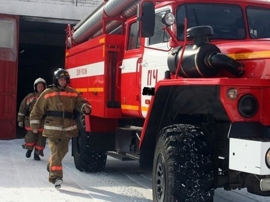 В Новотроицке около школы загорелся автомобиль «Нива»