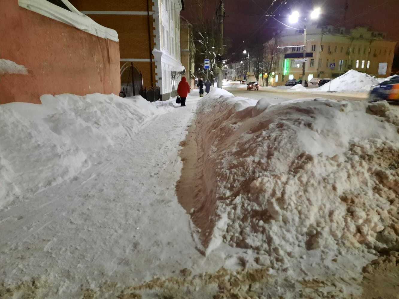 Калугу накрыл рекордный снегопад: кадры погодного апокалипсиса
