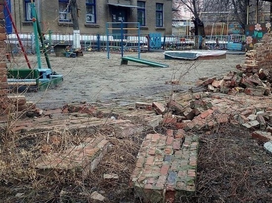 В Ростовской области обрушился кирпичный забор детского сада