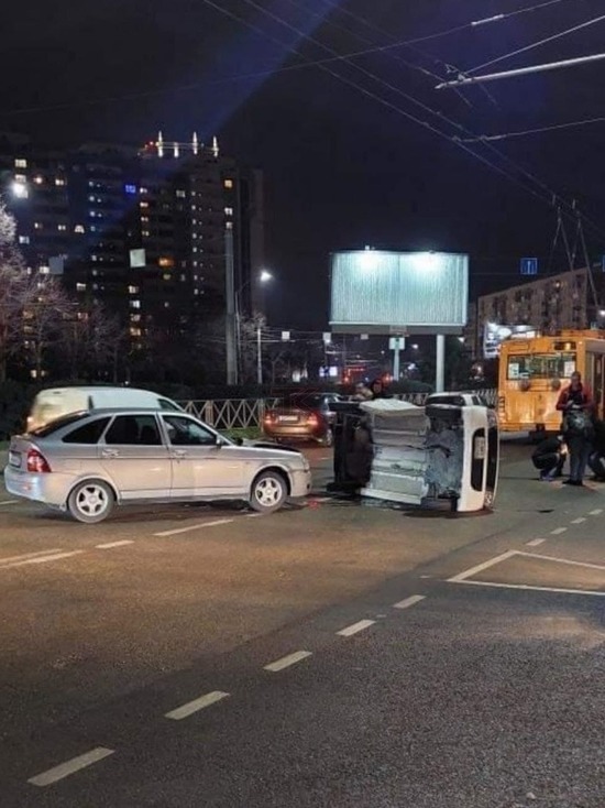 В результате ДТП в Краснодаре легковушка перевернулась на бок