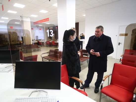 Бочаров проинспектировал отремонтированное отделение МФЦ в Волгограде