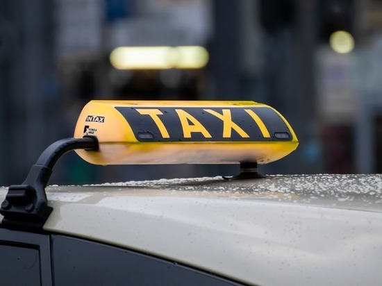 Житель Черногорска разбил машину таксисту за отказ везти большую компанию