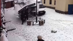 В Подольске фургон уронил уличный навес на прохожих: видео