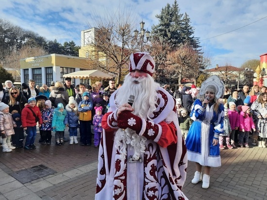 Дед Мороз и Снегурочка дарили веселье и радость жителям и гостям во многих районах города-курорта