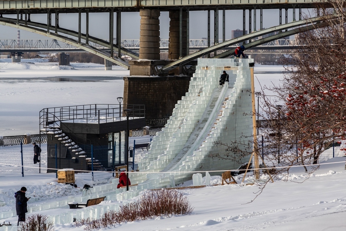 Ледовый городок новосибирск. Ледяной городок Новосибирск 2022. Ледовый городок Новосибирск 2022 горки. Снежный городок Новосибирск на набережной 2022. Ледовый городок Новосибирск Речной вокзал 2022.