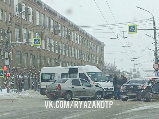 На улице Циолковского в Рязани в ДТП попала маршрутка