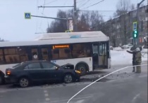 В Ярославле питерский рейсовый автобус столкнулся с легковушкой