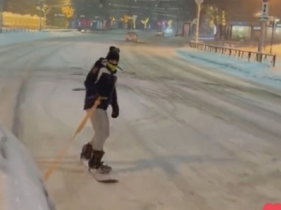 Сноубордист прокатился по проезжей части в центре Рязани