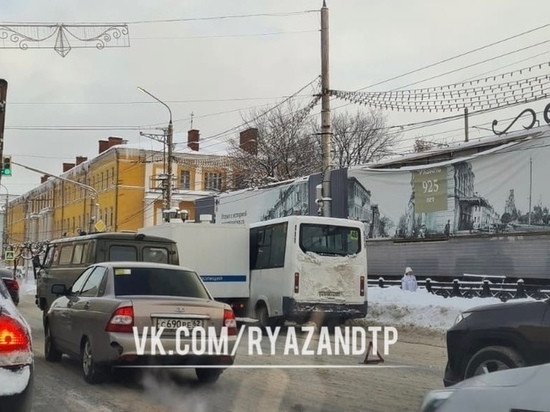 В центре Рязани маршрутка столкнулась с полицейской машиной