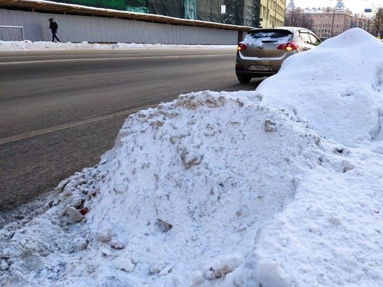 Водители пожаловались на огромные сугробы, закрывающие обзор на петербургских дорогах