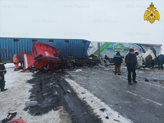 В Калужской области в ДТП с двумя фурами погиб 20-летний водитель