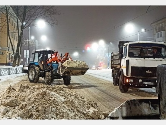 Упавший на улицы снег в Смоленске сгребают 59 единиц транспорта