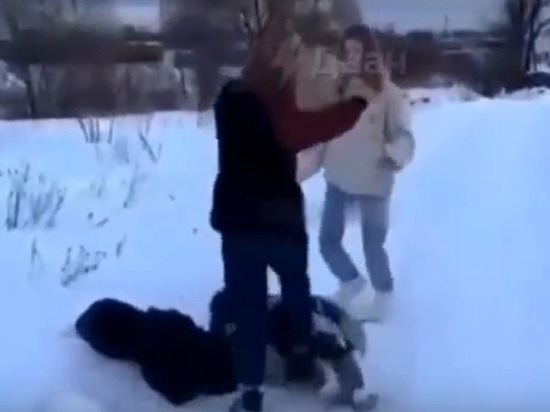 Появилось видео, как в Тверской области девочки избивали одноклассницу