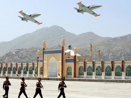 Талибы: Таджикистан и Узбекистан должны вернуть угнанные афганские самолеты