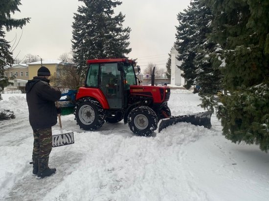 В Курске снег на общественных пространствах ликвидировали 10 единиц техники