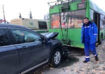 В Курске на Московской площади внедорожник протаранил троллейбус