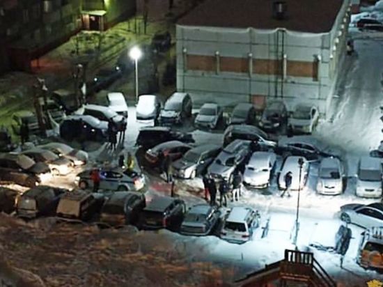 Пьяный водитель Subaru разбил семь машин во дворе на Кропоткина в Новосибирске