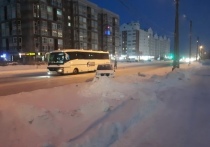 В Новом Уренгое иномарка врезалась в автобус «Газпрома»