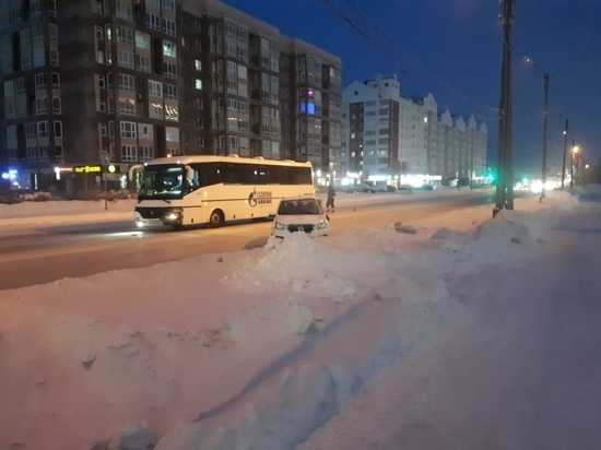 В Новом Уренгое иномарка врезалась в автобус «Газпрома»