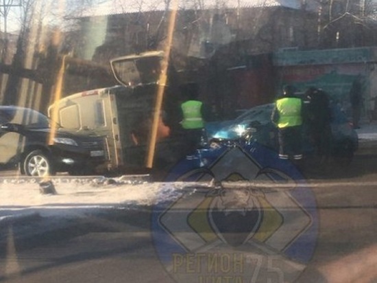 Машина инкассаторов попала в ДТП на Пожарке в Чите
