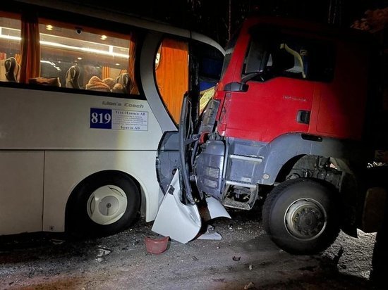 В Братском районе автобус столкнулся с большегрузами
