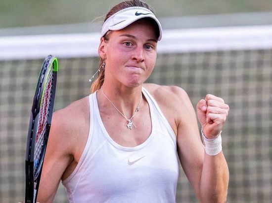 Теннисистка Самсонова пробилась в четвертьфинал турнира в Аделаиде