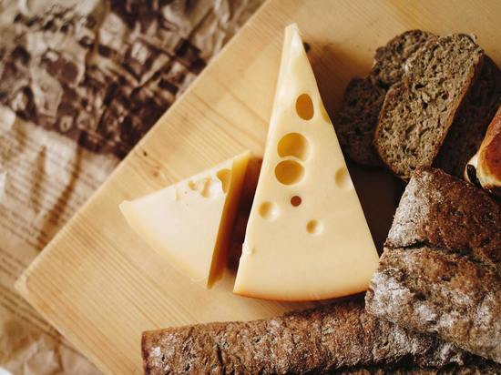 Болезни, до которых может довести любовь к сыру, озвучил врач