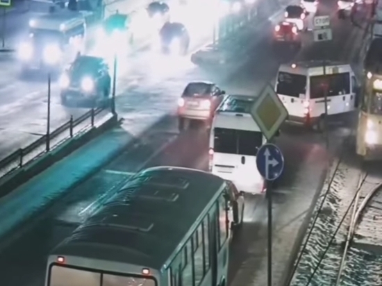 В Улан-Удэ водитель маршрутного автобуса не заметил движущегося на него трамвая