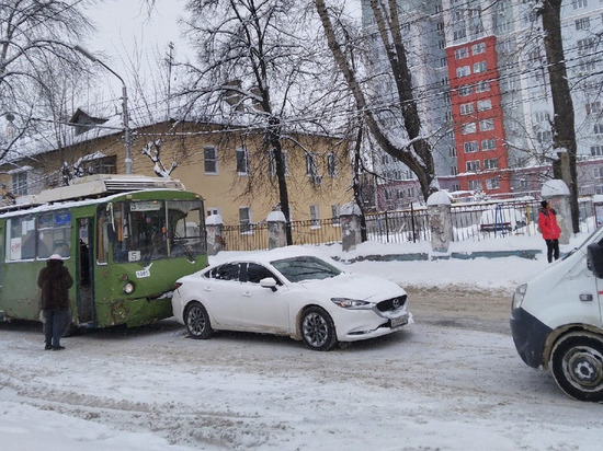 12 января в Рязани столкнулись Mazda и троллейбус